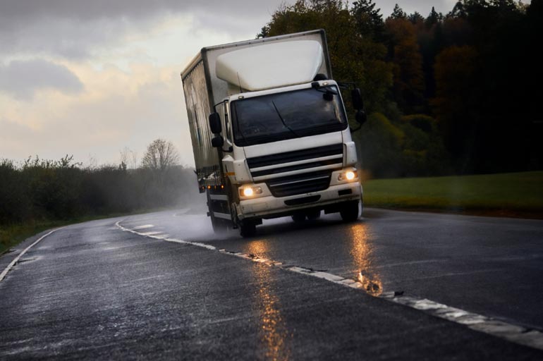 Como dirigir com segurança o caminhão em todas as condições climáticas