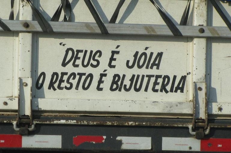 Frases para para-choque de caminhão: personalidade e expressão na estrada