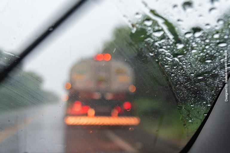 Cuidados ao dirigir na chuva: práticas de segurança para caminhoneiros