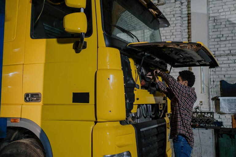 Economize tempo e dinheiro: conheça as melhores práticas para manutenção de caminhões